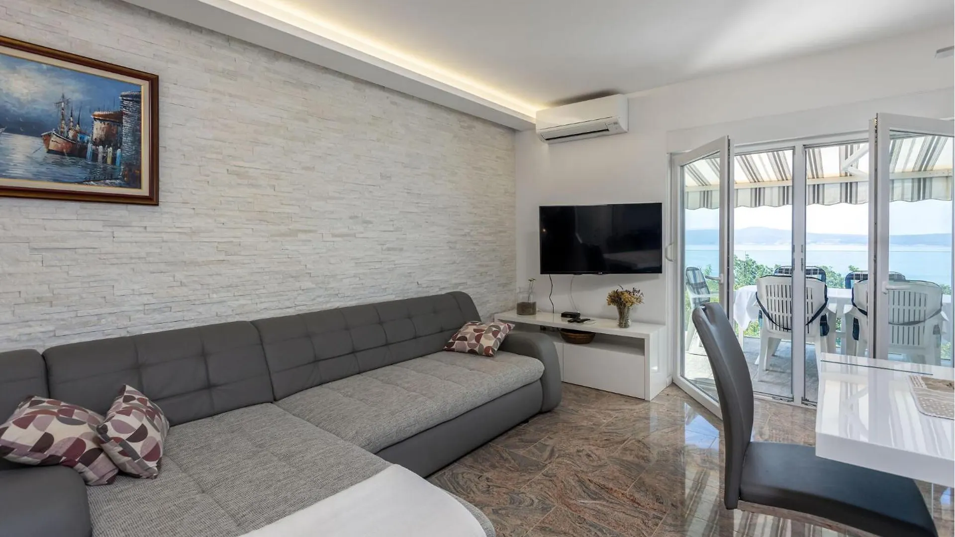 3 Bedroom Cozy Apartment In Crikvenica 0*,